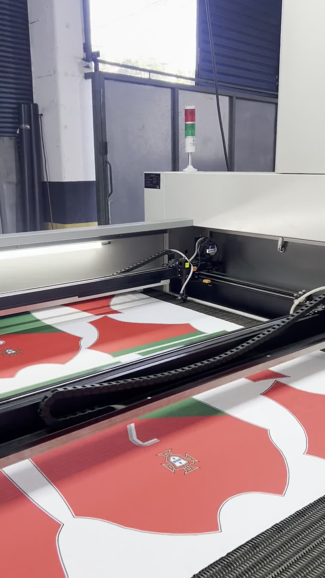 Mesa de corte a laser com molde digital